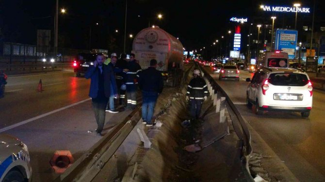 Lpg Yüklü Tanker Kaza Yaptı, Patlamaması Faciayı Önledi