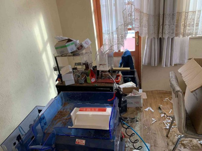 Ev Değil Sigara İmalathanesi Çıktı