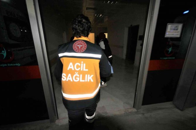Evinin Önünde Bıçaklanan Kişi Hastaneye Kaldırıldı