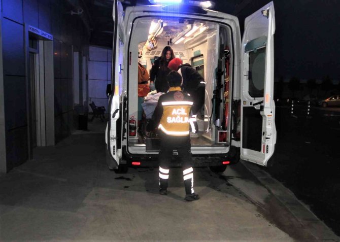 Evinin Önünde Bıçaklanan Kişi Hastaneye Kaldırıldı