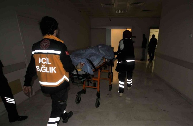 Evinin Önünde Bıçaklanan Kişi Hastaneye Kaldırıldı