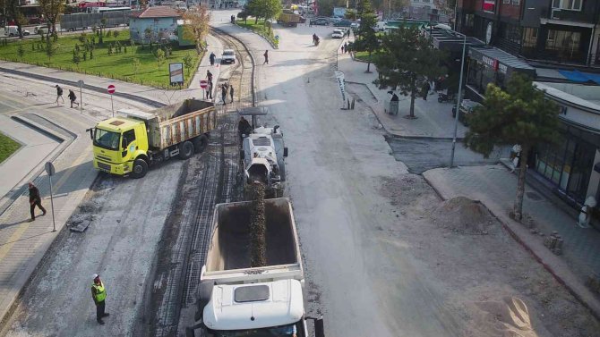 Kütahya’nın Çinigar Caddesi’nde Asfalt Mesaisi