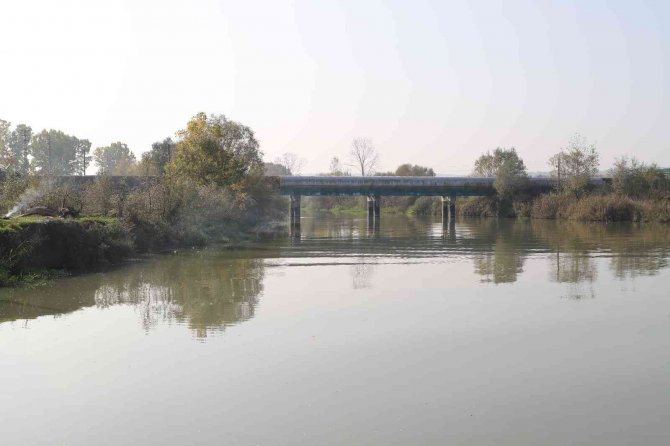 3 Mahallenin Bağlantısını Sağlayan Yolun Yarısını Nehir Yuttu