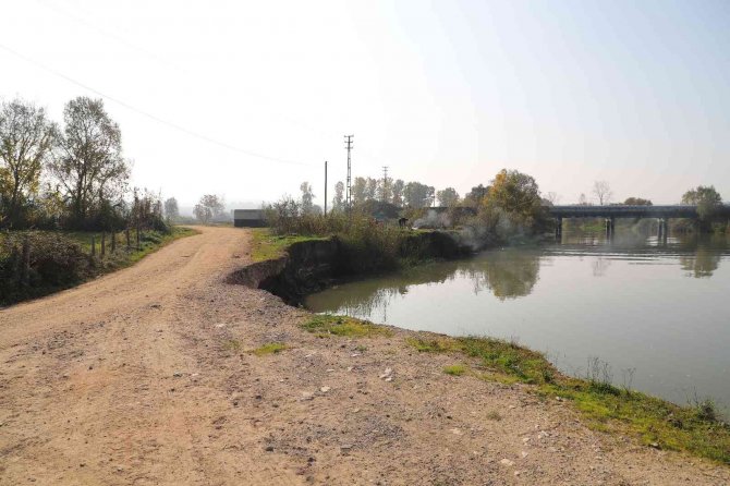 3 Mahallenin Bağlantısını Sağlayan Yolun Yarısını Nehir Yuttu