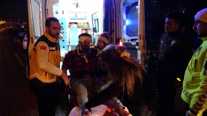 Otomobil Polis Aracına Çarptı: 2’si Polis 4 Yaralı