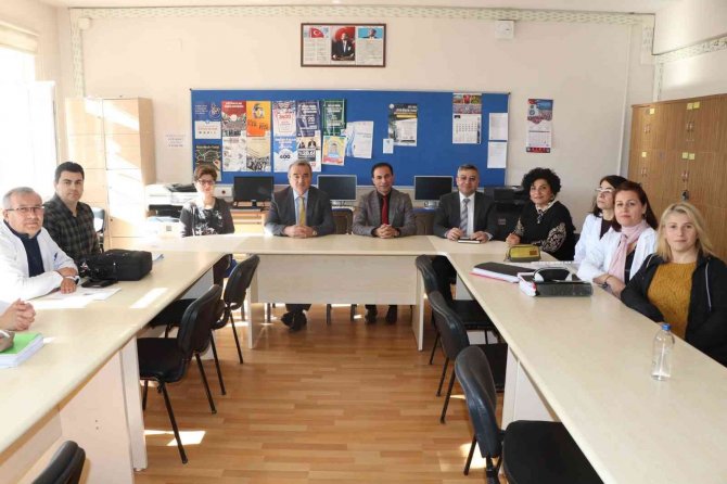 Kaymakam Öztürk, Öğretmenler Ve Öğrenciler İle Bir Arada