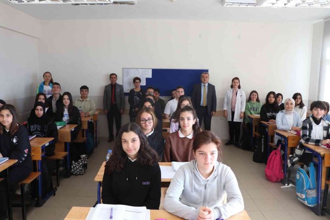 Kaymakam Öztürk, Öğretmenler Ve Öğrenciler İle Bir Arada