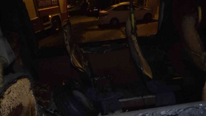 Boya Yaparken Servis Aracı Alev Topuna Döndü, Yangın Minibüse Ve Binaya Sıçradı
