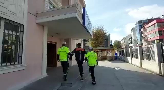 Pendik’te Motosiklet Sürücüsünün Omzunda Yolculuk Eden Kişi İle Sürücüye Bin 15 Tl Ceza