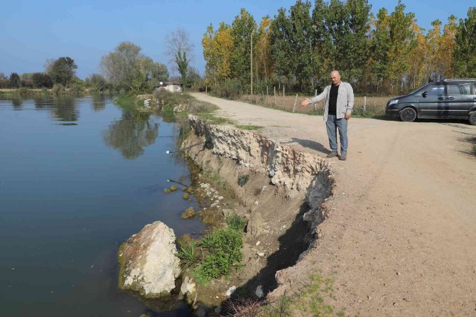 3 Mahallenin Bağlantısını Sağlayan Yolun Yarısını Nehir Yuttu