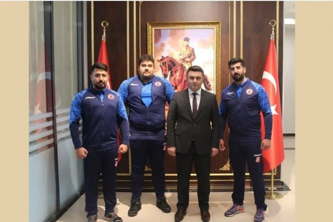 Gösteri Yapmak İçin Geldikleri İlçeyi Dünyada Temsil Ediyorlar