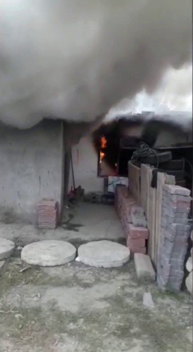 Sultangazi’de Madde Bağımlıları Kaldıkları Barakayı Yakıp Kaçtı