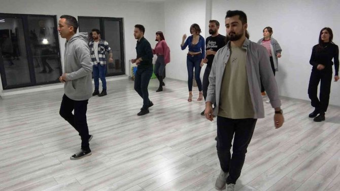 Afgan Göçmen Gündüz Terzilik, Akşam İse Dans Eğitmenliği Yapıyor