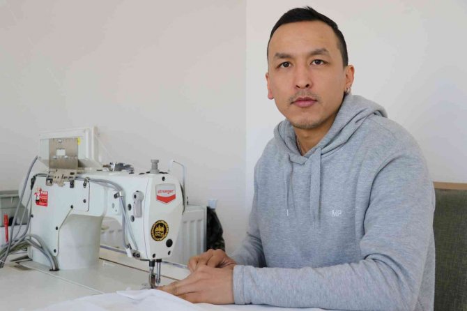 Afgan Göçmen Gündüz Terzilik, Akşam İse Dans Eğitmenliği Yapıyor