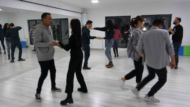 Afgan Göçmen Gündüz Terzilik, Akşam İse Dans Eğitmenliği Yapıyor