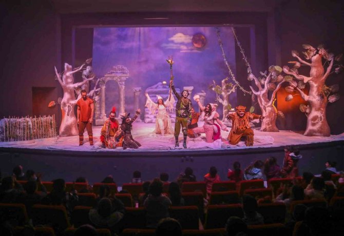 İ̇lkokul Öğrencileri Tiyatro İle Buluşuyor