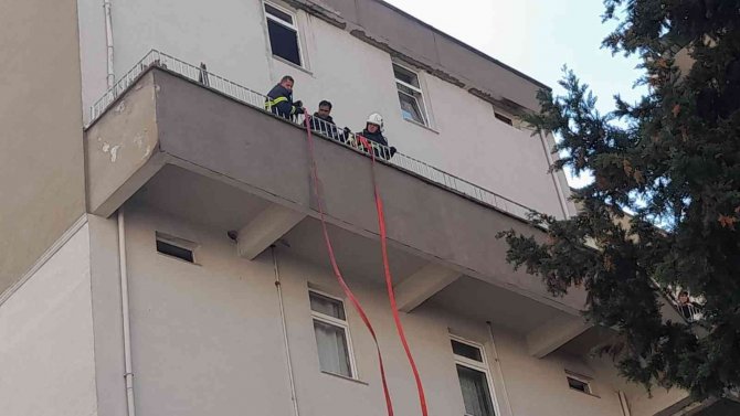 Balkonda Başlayan Yangın Evin İçine Sıçradı