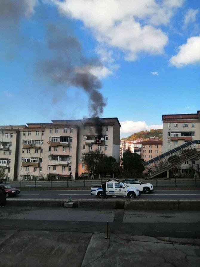 Balkonda Başlayan Yangın Evin İçine Sıçradı