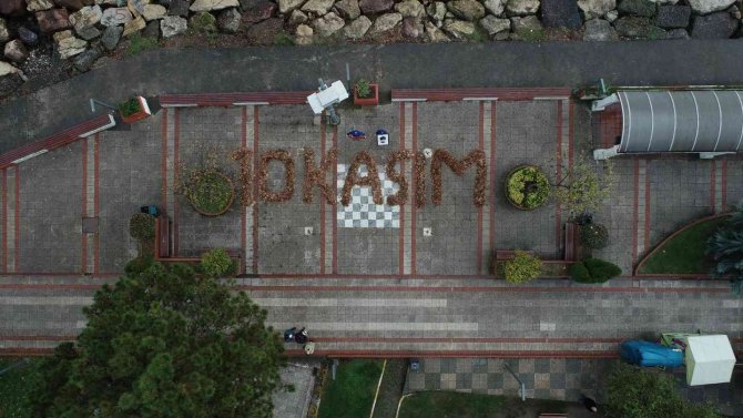 Temizlik İşçileri Sonbahar Yapraklarından 10 Kasım Yazdı