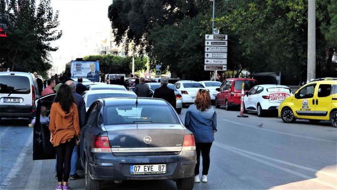 Saygı Duruşu Sırasında Yaşanan Zincirleme Kazada 6 Araç Birbirine Girdi