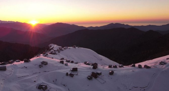Beyaz Örtüyle Kaplanan Artvin’in Klaskur Yaylası’nda Gün Batımı Böyle Görüntülendi