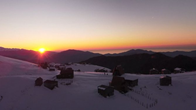 Beyaz Örtüyle Kaplanan Artvin’in Klaskur Yaylası’nda Gün Batımı Böyle Görüntülendi