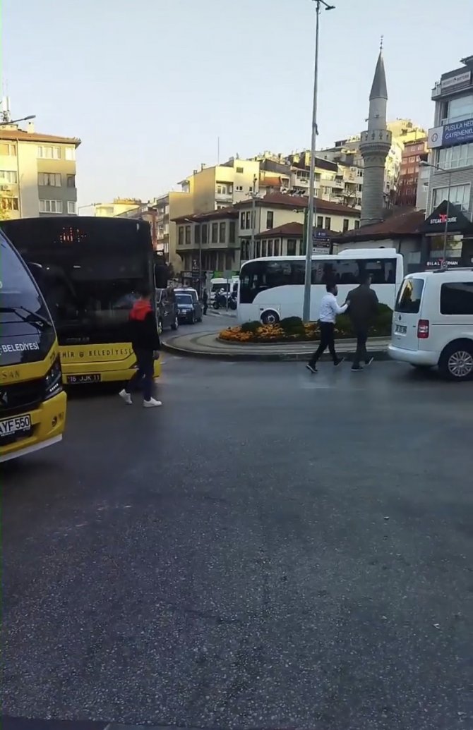 Bursa’da Trafikte Sinirler Gergin...yol Verme Yüzünden Bıçak Çekti
