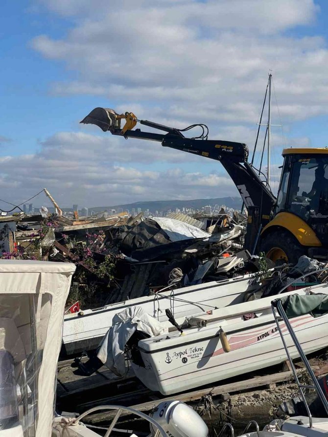 Büyükada Balıkçı Barınağındaki Kaçak Yapılar Yıkıldı