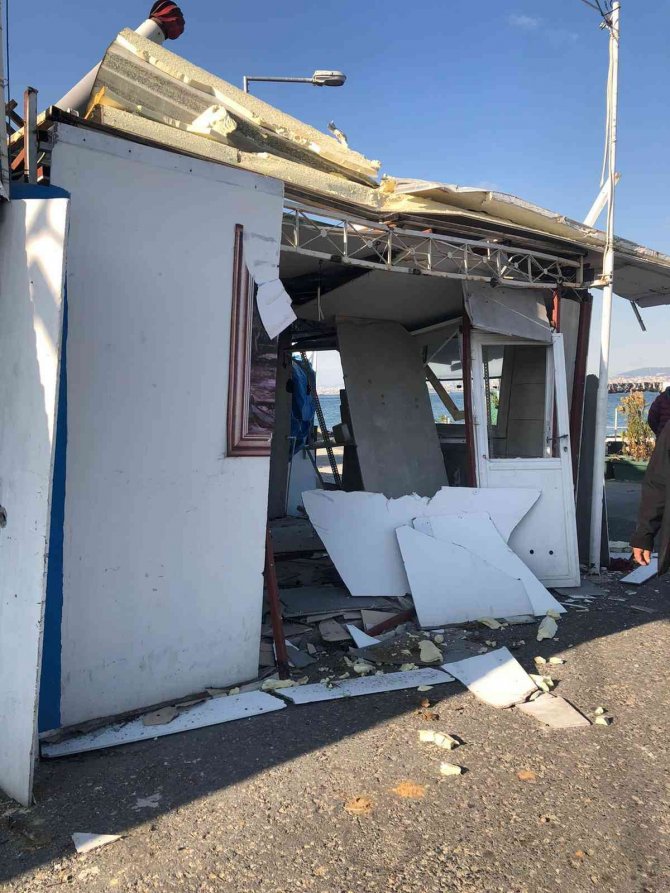 Büyükada Balıkçı Barınağındaki Kaçak Yapılar Yıkıldı