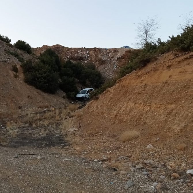 Otomobil Uçuruma Yuvarlandı: 2 Yaralı