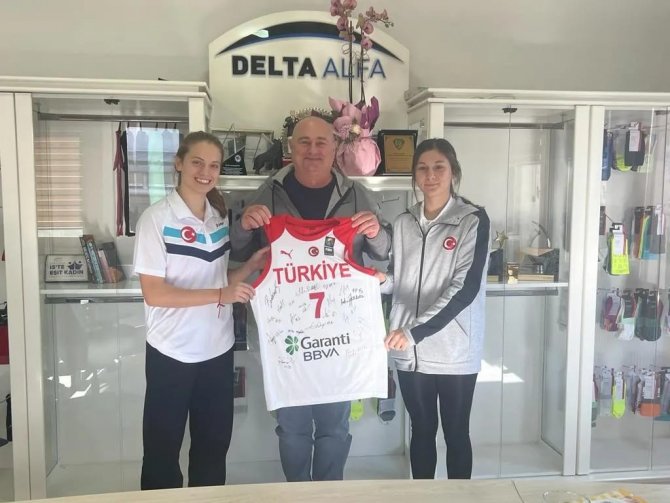Milli Basketçilerden Özer’e Milli Takım Forması