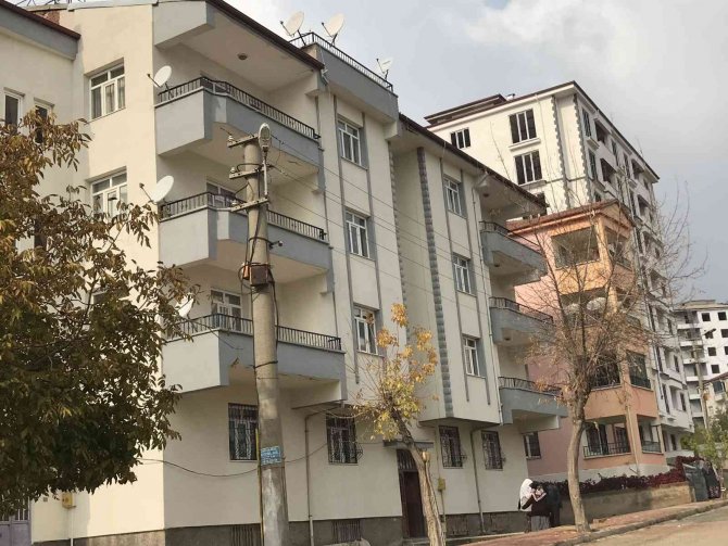 Elazığ’da 4’üncü Kattan Düşen Çocuk Yaralandı