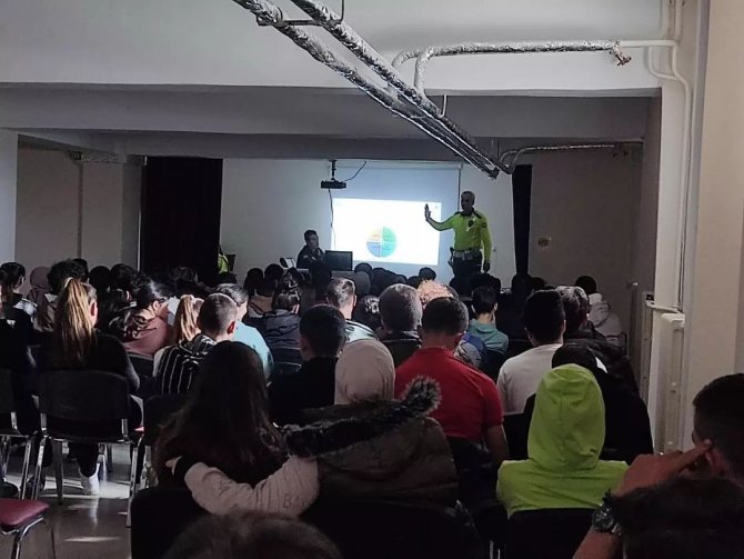 Üzümlü’de Öğrencilere Trafik Eğitimi Verildi