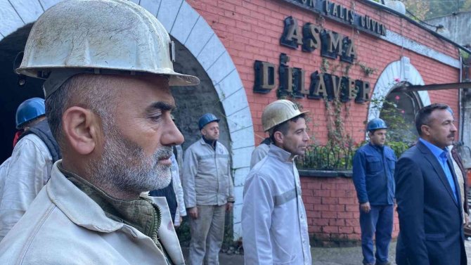 Madenci Ve Yol İnşaatı İşçileri İle Vatandaşlardan Atatürk’e Saygı Duruşu