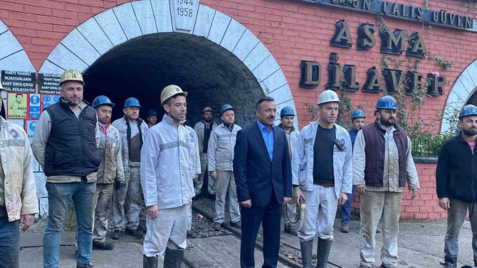 Madenci Ve Yol İnşaatı İşçileri İle Vatandaşlardan Atatürk’e Saygı Duruşu