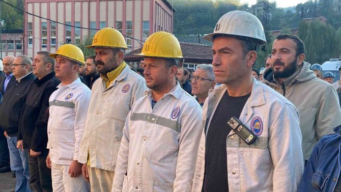Madenci Ve Yol İnşaatı İşçileri İle Vatandaşlardan Atatürk’e Saygı Duruşu