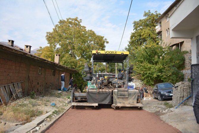 Şemdinli’de Yol Asfaltlama Çalışması