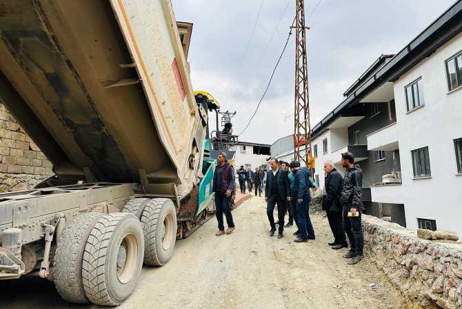 Şemdinli’de Yol Asfaltlama Çalışması