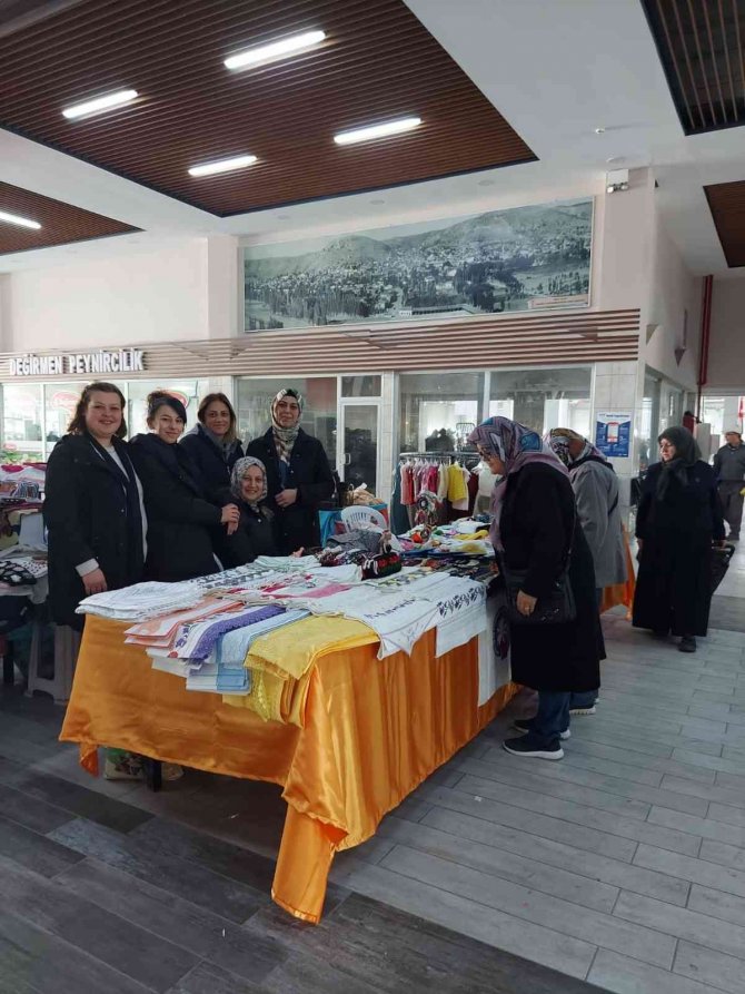 Hem Ev Ekonomilerine Hem De İhtiyaç Sahiplerine Destek Oluyorlar