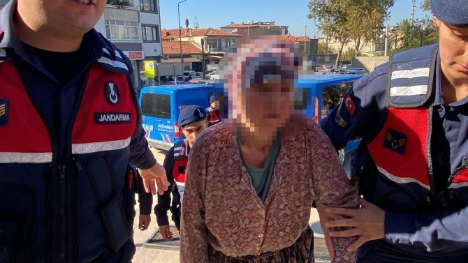 Babasını Darbederek Öldürdüğü İleri Sürülen Kadın Tutuklandı