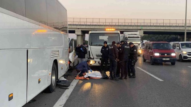 Turistleri Taşıyan Tur Otobüsünün Şoförü, Tem’de İki Araç Arasında Kalarak Can Verdi