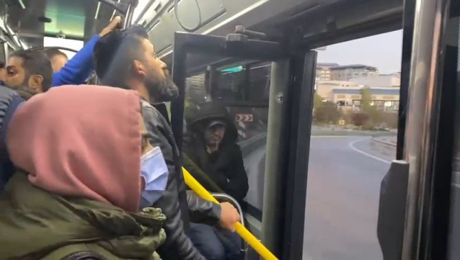 Kadıköy’de Yolcu Dolu İ̇ett Otobüsü Kapısı Açık İlerledi