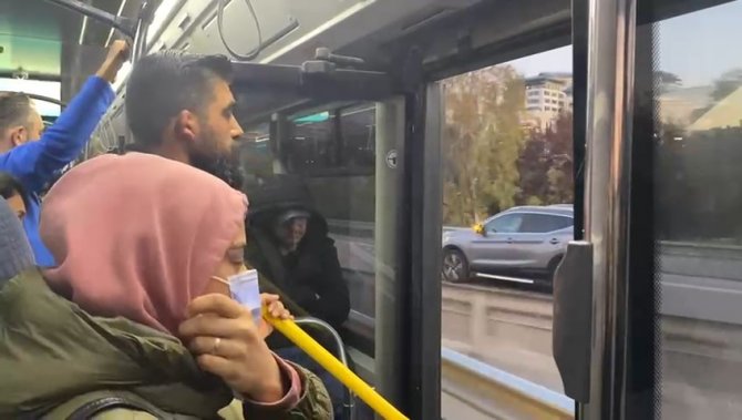 Kadıköy’de Yolcu Dolu İ̇ett Otobüsü Kapısı Açık İlerledi