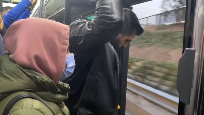 Kadıköy’de Yolcu Dolu İ̇ett Otobüsü Kapısı Açık İlerledi