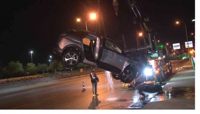 Kazaya Karışan Otomobiller Köprü Korkuluklarını Kırarak Dereye Uçtu: Mahsur Kalan 4 Kişiyi İtfaiye Ekipleri Kurtardı
