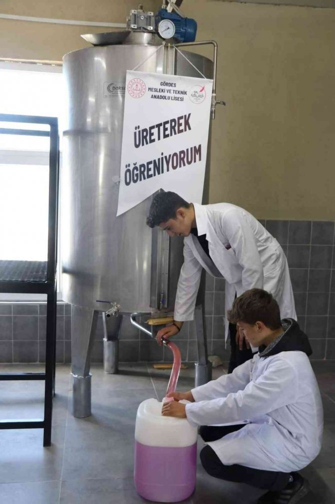 Gördesli Öğrenciler Temizli Ürünü Üretiyor