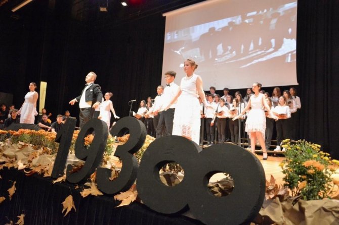 Muğla’da Vals Ve Zeybek Gösterisi Öğrenciler Tarafından Canlandırıldı