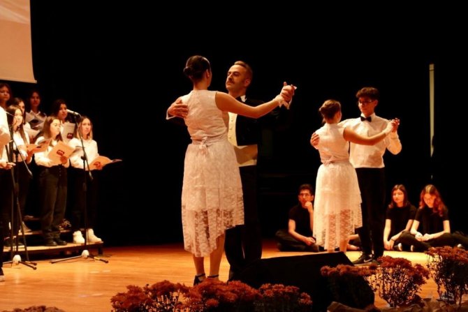 Muğla’da Vals Ve Zeybek Gösterisi Öğrenciler Tarafından Canlandırıldı