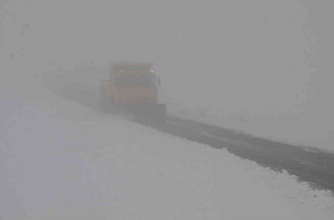 2 Bin 500 Rakımlı Kurtik Dağında Mevsimin İlk Karla Mücadelesi Başladı