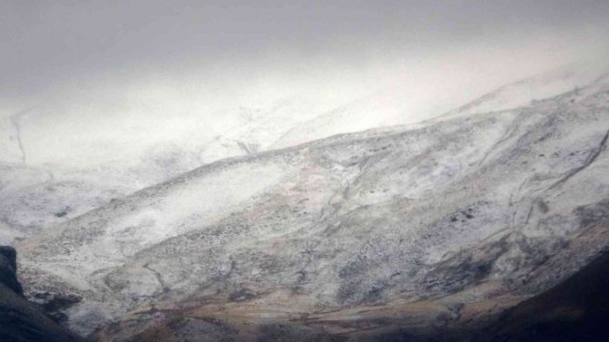 Muş’un Yüksek Kesimlerine Mevsimin İlk Karı Yağdı